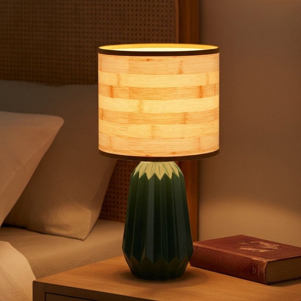 Lampe céramique pied plissé au chevet du lit 