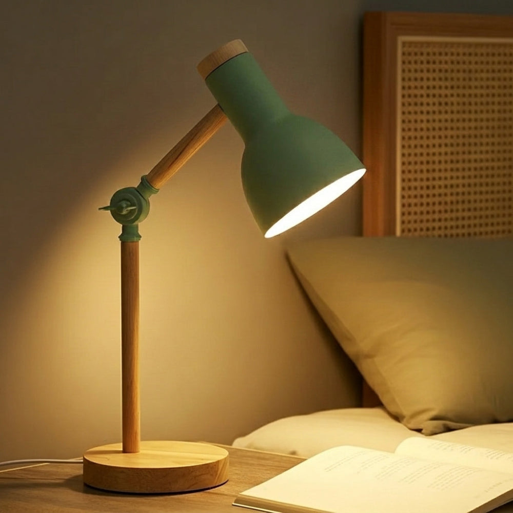 Lampe de chevet bois orientable variant vert sur table de chevet