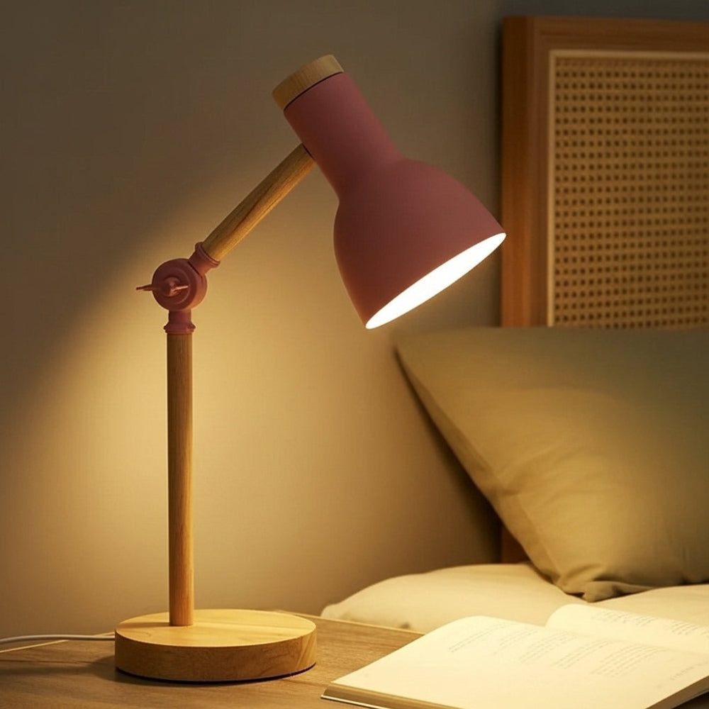 Lampe de chevet bois orientable variant rose sur table de chevet