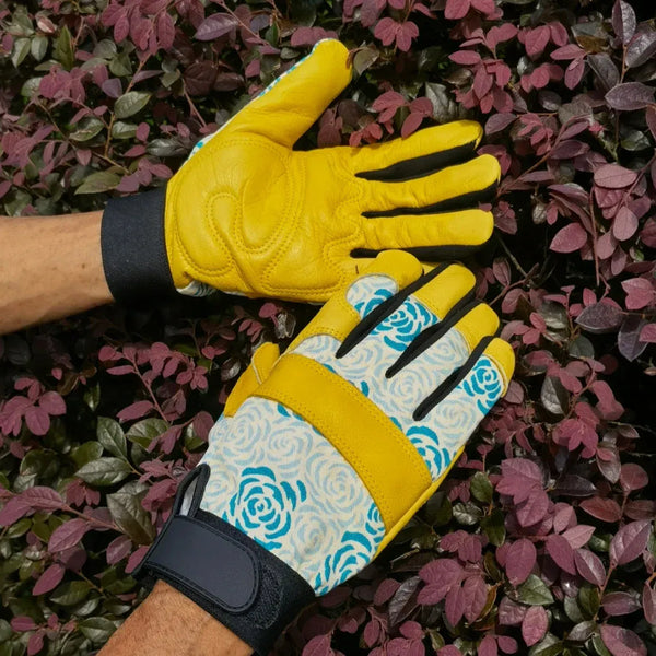Gants de travail jaunes en cuir avec motifs floraux bleus pour femmes.
