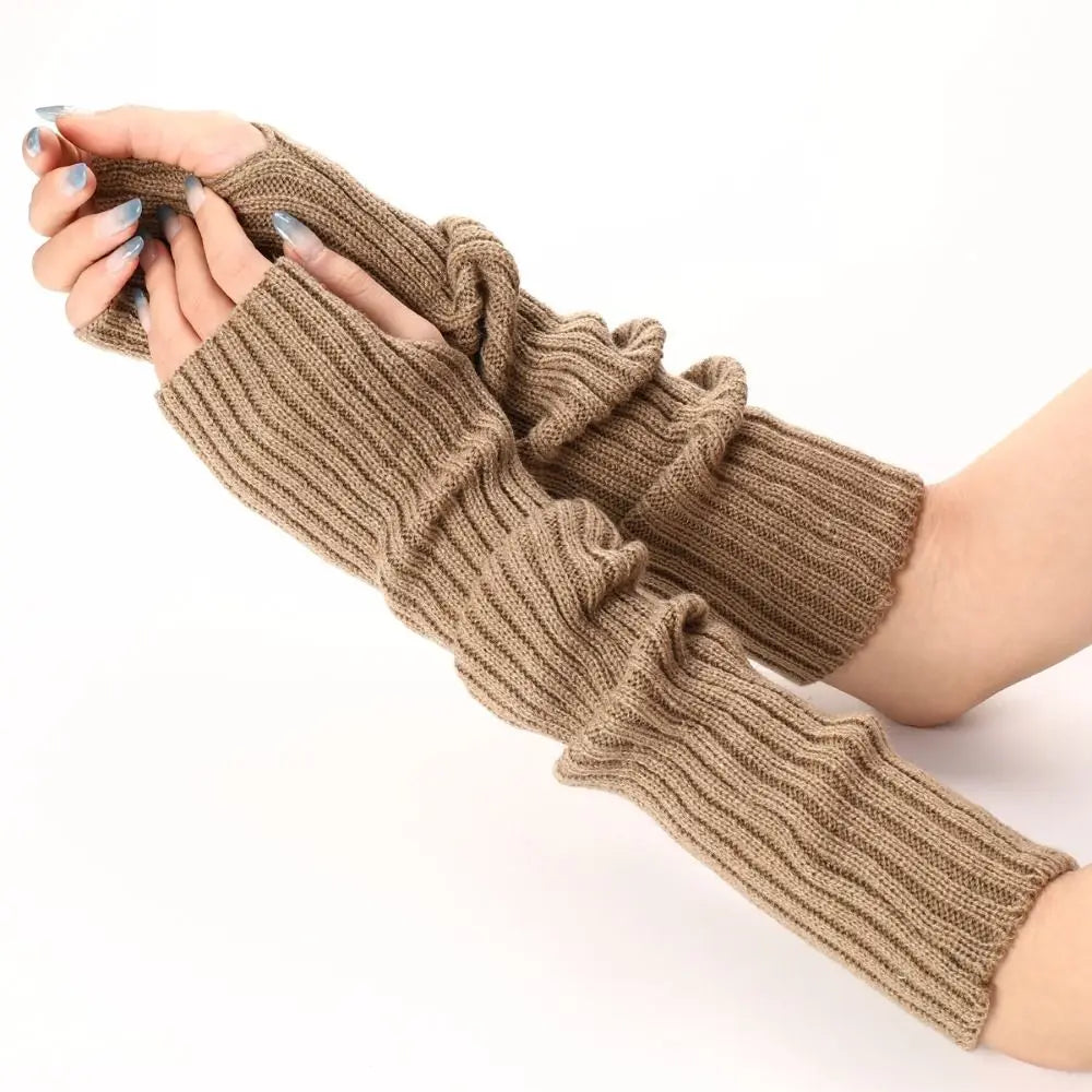 Gants longs en maille marron sans doigts pour femme avec un effet froissé.