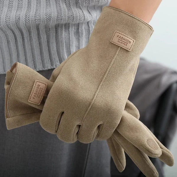 Gants en daim beige avec étiquette "Fashion Gloves" et doublure intérieure.