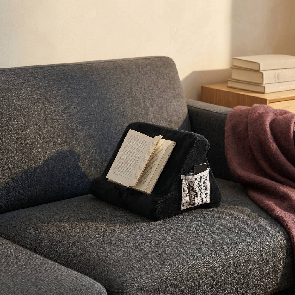 Support triangulaire en mousse pour livre, liseuse ou tablette dans le canapé supportant un livre