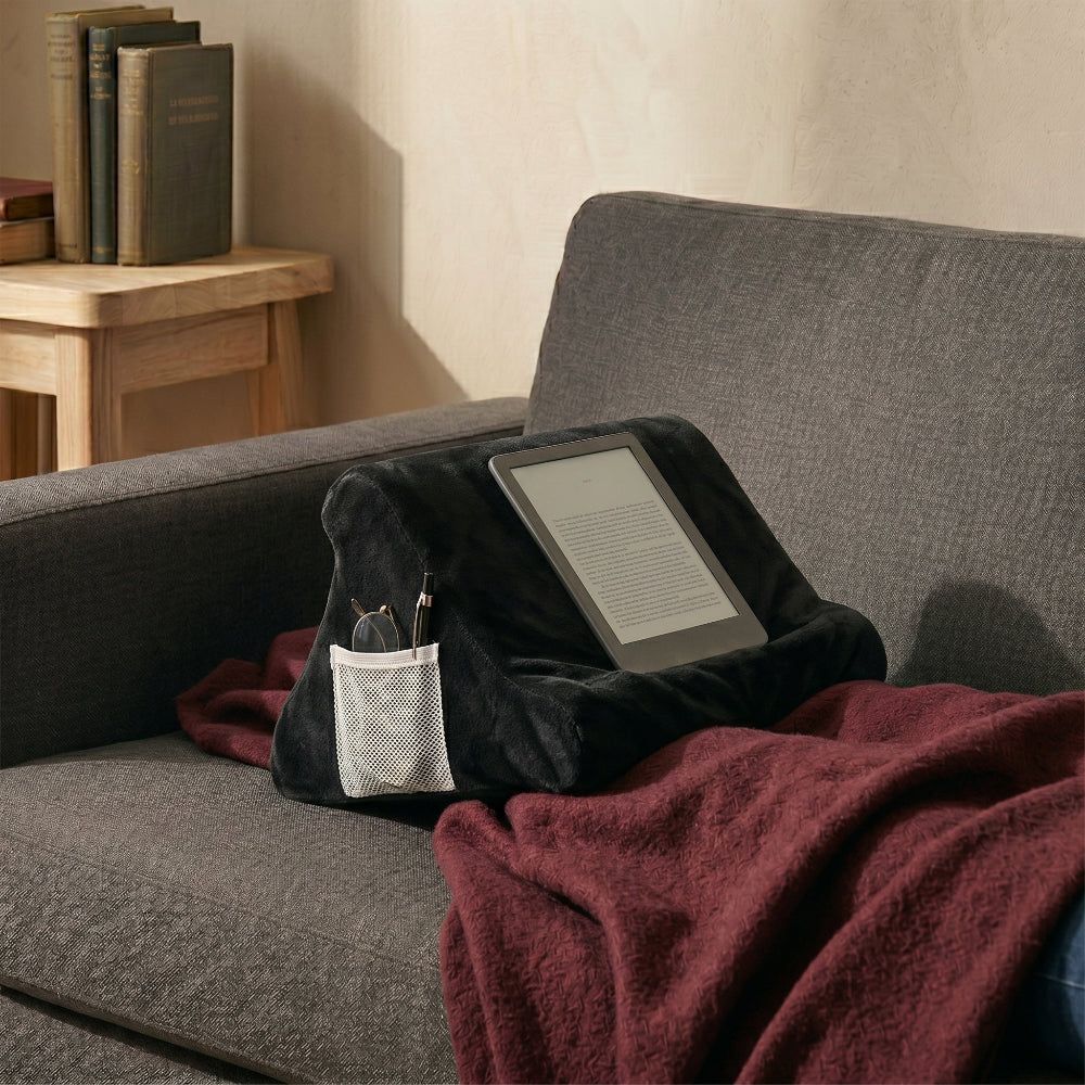 Support triangulaire en mousse pour livre, liseuse ou tablette sur les genoux avec un kindle