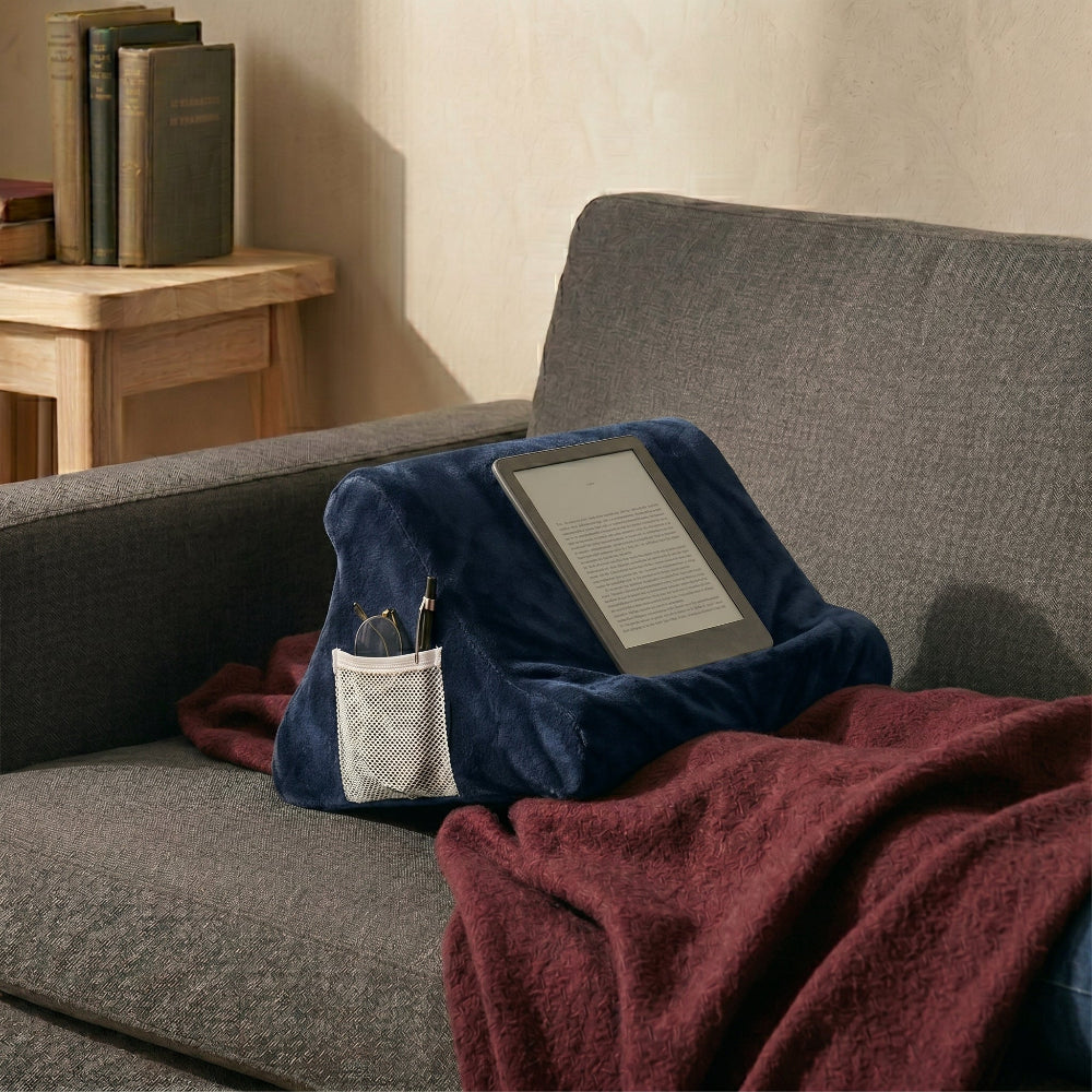 Support triangulaire en mousse pour livre, liseuse ou tablette sur les genoux avec un kindle