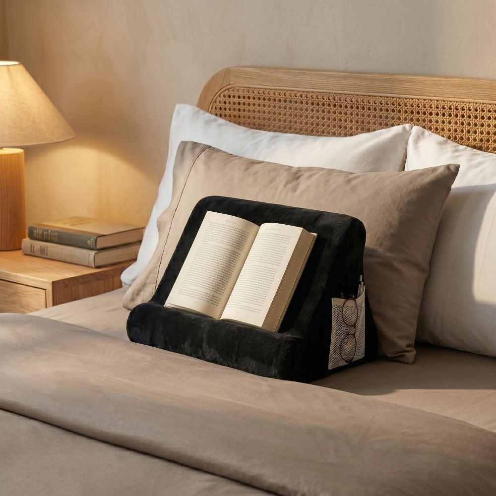 Support triangulaire en mousse pour livre, liseuse ou tablette sur le lit