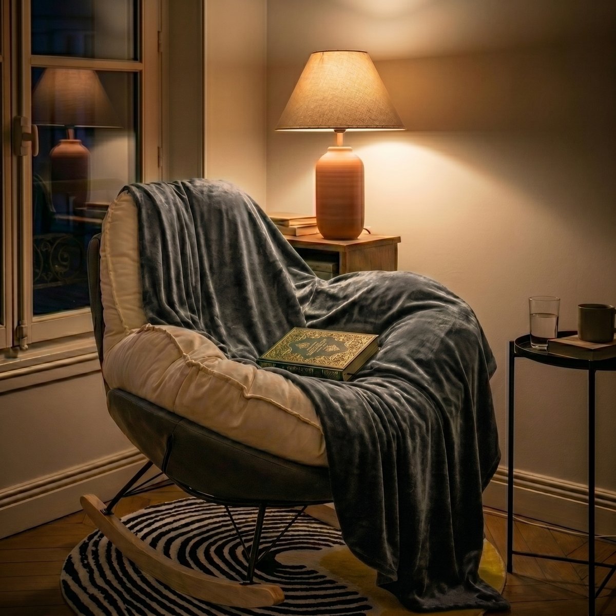 espace dedié pour lire avec fauteuil coin lecture plus une lampe abat jour