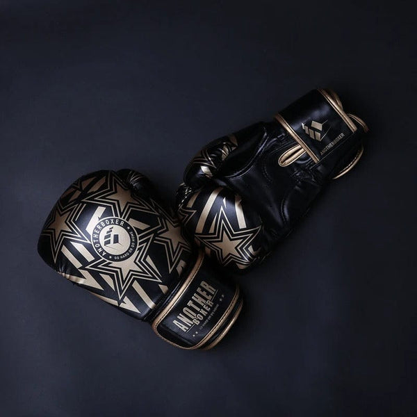 Gants de boxe noirs et dorés avec un motif étoilé.