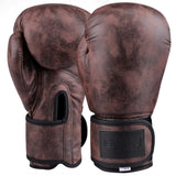 Gants de boxe en cuir marron avec logo noir et fermeture velcro.