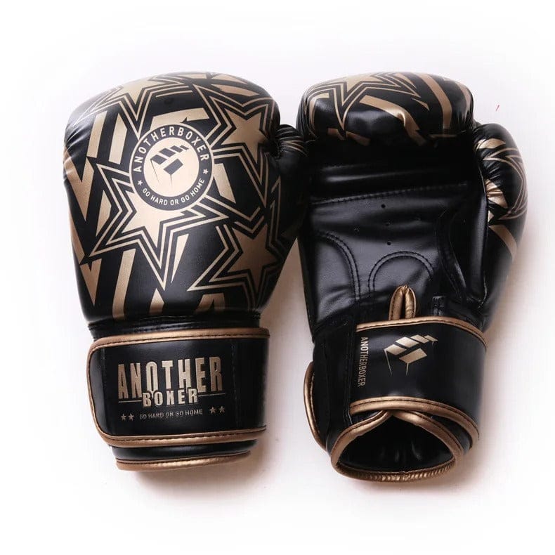 Gants de boxe noirs et dorés avec motif étoilé et logo.