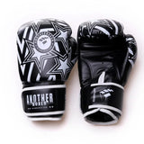 Gants de boxe noirs et blancs avec motif étoilé et logo.
